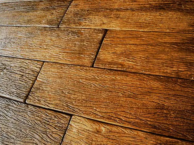 Detalhe da textura de madeira reproduzida em peça cimentícia