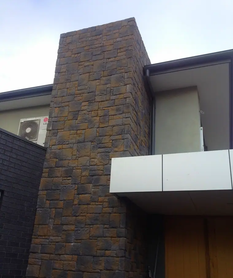 Fachada residencial revestida em ardósia escura