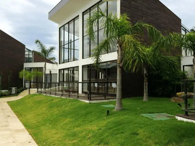 Fachada envidraçada com piso externo cimentício