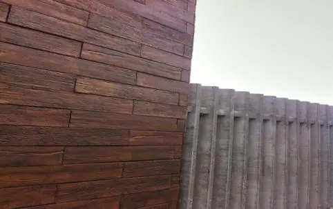 Parede em revestimento de madeira com iluminação rasante